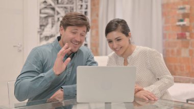 Dizüstü bilgisayarda Irklar Arası Çiftin Online Video Sohbeti