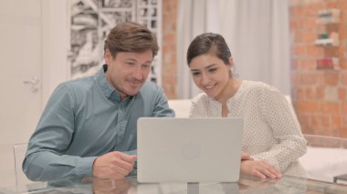 Dizüstü bilgisayarda Doping Online Video Sohbeti