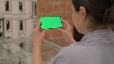 Krom Anahtar Ekranlı İş Kadını Tutma Telefonu