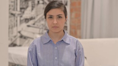 Kameraya Bakan Ciddi Hintli Genç Kadın Portresi