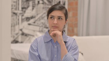 Yeni Fikri Olan Hintli Genç Kadın Beyin Fırtınası Portresi