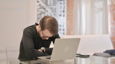 Laptop Kullanılırken Uyuyan Genç Yetişkin Adam