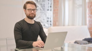 Evet, Genç Yetişkin Adam İş Başında Kafa Sarsıyor