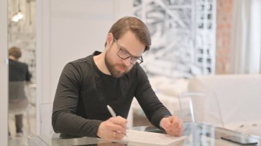 Genç Yetişkin Adam Evraklar Üzerinde Çalışıyor, Evrak İşleri Yapıyor