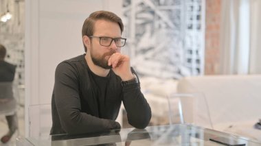 Yeni Fikir Düşünen Düşünceli Genç Yetişkin Adam