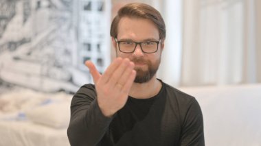 Yeni İnsanları Davet Eden Genç Yetişkin Adam Portresi