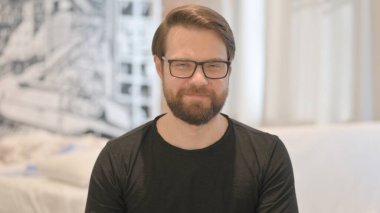 Kabul Edilmekte Olan Genç Yetişkin Adam 'ın Portresi