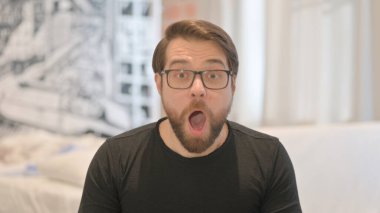 Başarı Kutlaması İçin Heyecanlı Genç Yetişkin Adam