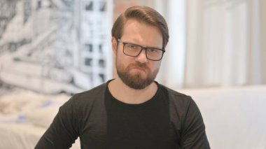 Kaybından Şok Olan Üzgün Genç Yetişkin Adam 'ın Portresi