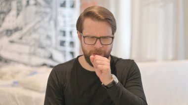 Ofiste Öksüren Hasta Genç Adamın Portresi