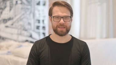 Çevrimiçi Video Sohbeti Yapan Genç Yetişkin Adam