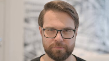 Ciddi adam yüzünü kapat