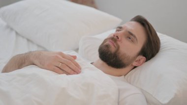 Beyin Fırtınası Genç Yetişkin Adam Yatakta Yatıyor