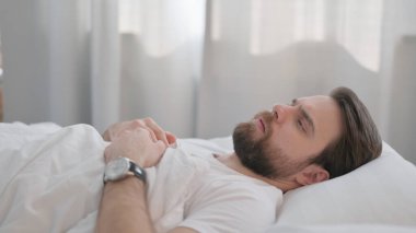 Yatakta Uyuyan Genç Yetişkin Adam 'ın Yan Görünümü