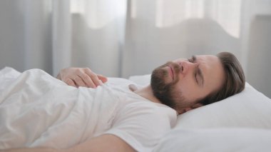 Yatakta Uyumaya Çalışan Rahatsız Genç Yetişkin Adam