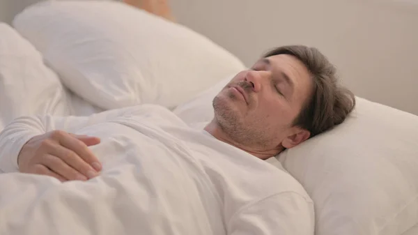 Evde Yatakta Uyuyan Yorgun Yetişkin Adam — Stok fotoğraf
