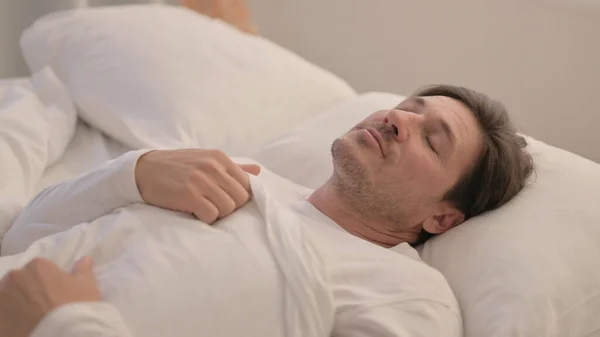 Yorgun Olgun Yetişkin Adam Uyumak Için Yatıyor — Stok fotoğraf