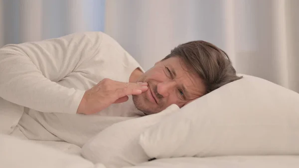 Homme Adulte Mature Avec Mal Dents Couché Lit Sur Côté — Photo