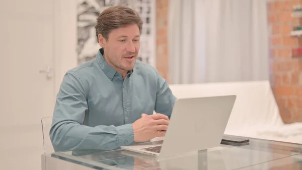 Online Videochat Eines Reifen Erwachsenen Mannes Auf Laptop — Stockfoto