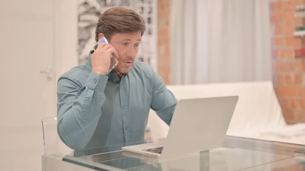 Mature Adulte Homme Parler Sur Téléphone Travail — Photo