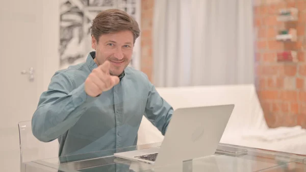 大人の男はノートパソコンで作業しながら指を指す — ストック写真