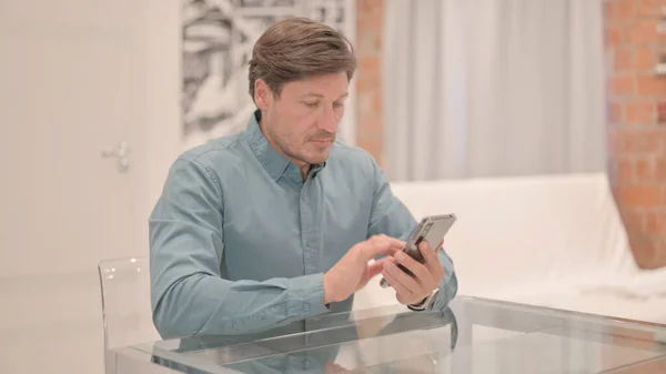 Homme Adulte Mature Utilisant Téléphone Intelligent Travail — Photo