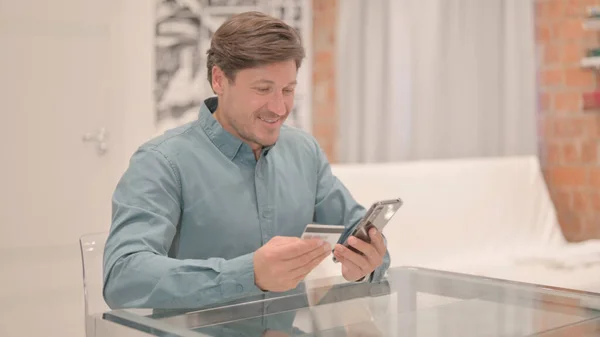 남자가 스마트폰으로 온라인 쇼핑을 — 스톡 사진