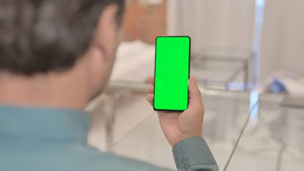 Close Uomo Adulto Maturo Utilizzando Telefono Con Schermo Verde — Foto Stock