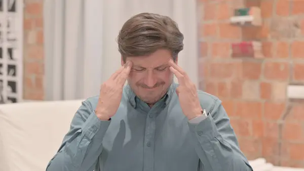 Porträt Eines Müden Reifen Erwachsenen Mannes Mit Kopfschmerzen — Stockfoto