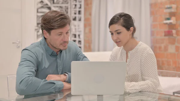 Hintli Kadın İş Arkadaşlarıyla Dizüstü bilgisayarda İş Tartışıyor