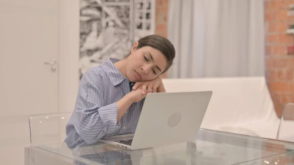 Втомлена Індійська Молода Жінка Спить Сидячи Перед Ноутбуком — стокове фото