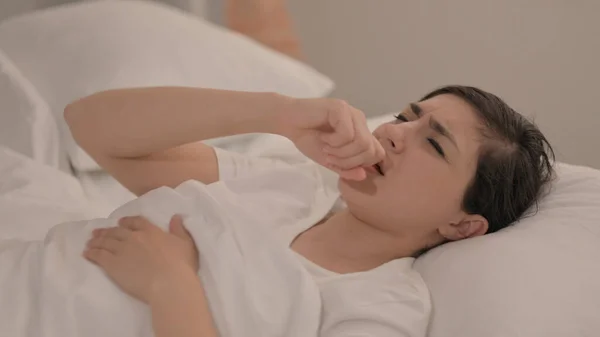 Chory Indyjski Młoda Kobieta Kaszle Podczas Leżenia Łóżku — Zdjęcie stockowe