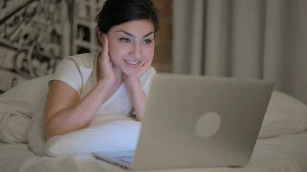 Czat Online Przez Indian Young Woman Laptopie Podczas Leżenia Brzuchu — Zdjęcie stockowe