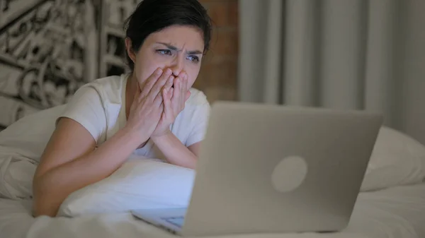 Індійська Молода Жінка Реагує Втрату Лаптопу Коли Лежатиме Стомаху Ліжку — стокове фото