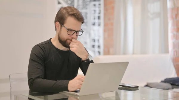 Hombre Joven Adulto Pensando Trabajando Ordenador Portátil —  Fotos de Stock