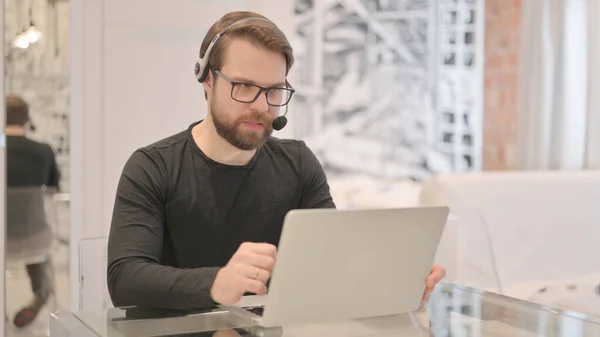 Hombre Joven Adulto Con Auriculares Que Habla Con Los Clientes —  Fotos de Stock