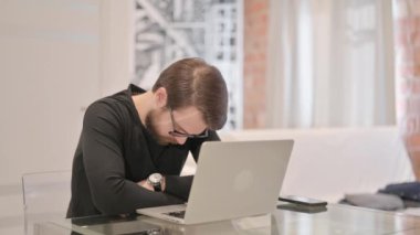 Laptop Kullanılırken Uyuyan Genç Yetişkin Adam