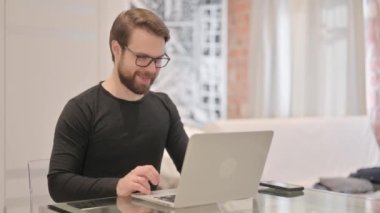 Dizüstü bilgisayardaki Genç Yetişkin Adam 'dan Online Video Sohbeti