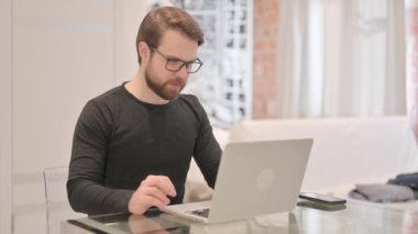 Genç Yetişkin Adam Laptop 'ta Kaybından Şok Oldu