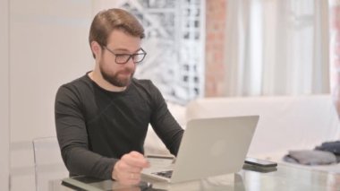 Genç Yetişkin Adam geliyor, Bilgisayarda Açılıyor ve Başlıyor