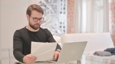 Genç Yetişkin Adam Laptop ve Belgelerde Başarı Kutlaması, Evraklar