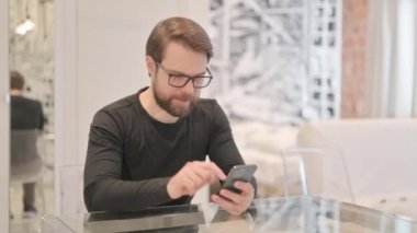 Üzgün Genç Yetişkin Adam Akıllı Telefondan Şok Edildi