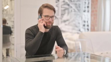 Genç Yetişkin Adam Akıllı Telefonla Konuşuyor