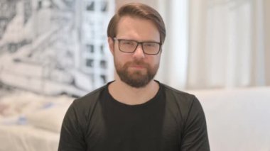 Kabul Edilmekte Olan Genç Yetişkin Adam 'ın Portresi