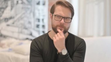 Yeni Fikri Olan Genç Yetişkin Adam 'ın Portresi