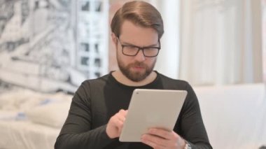 Tablet Bilgisayar kullanan Genç Yetişkin Adam Portresi
