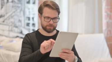 Tablette Başarıyı Kutlayan Genç Yetişkin Adam Portresi