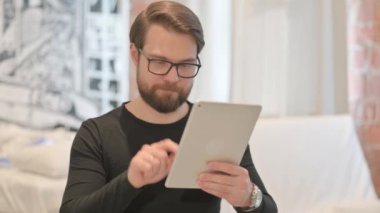 Tablette Kaybolan Genç Yetişkin Adam 'ın Portresi
