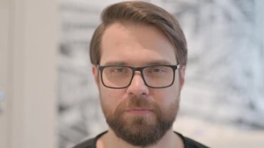 Ciddi adam yüzünü kapat