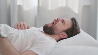 Genç Yetişkin Adam 'ın Yataktan Kalkışı